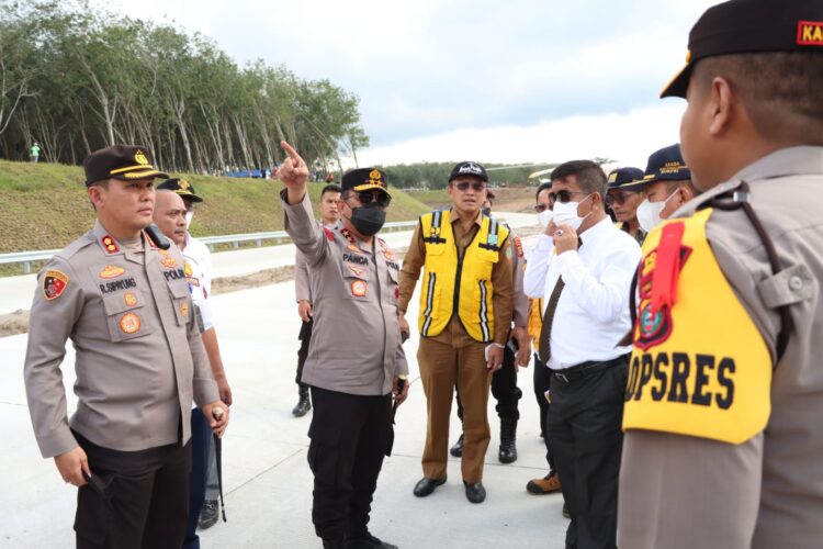 Kapolda Sumatera Utara, Irjen. Pol. Drs. R. Z. Panca Putra S., M.Si, melaksanakan pengecekan jalur alternatif Tol Sinaksak-Dolok Merawan dengan didampingi Kapolres Simalungun, AKBP Ronald F.C Sipayung, S.H., S.I.K., M.H, di Jalan Lintas Sumatera, Senin (19/12/2022) lalu.