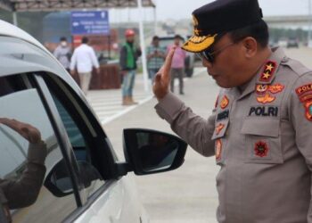 Kapolda Sumut Irjen Pol Drs. RZ. Panca Putra Simanjuntak, Msi meninjau langsung simulasi penggunaan Tol Tebing Tinggi-Indrapura yang akan difungsionalkan dalam Operasi Lilin Toba 2022, Selasa (20/12/2022). Istimewa