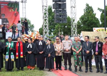 Kapolres Simalungun, AKBP Ronald F.C Sipayung, S.H., S.I.K., M.H, saat menghadiri Perayaan Natal Pemerintah Kabupaten Simalungun bersama Forkopimda (Forum Komunikasi Pimpinan Daerah) dan masyarakat Kabupaten Simalungun Tahun 2022.