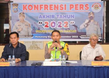 Kapolres Pematang Siantar beberkan jumlah kasus yang ditangani Tahun 2022, Jumat (30/12/2022) sore tadi, pukul 15.00 WIB, di depan Kantor Sat Narkoba Polres Pematang Siantar.