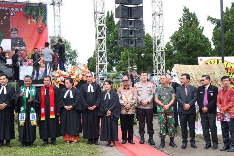 Kapolres Simalungun, AKBP Ronald F.C Sipayung, S.H., S.I.K., M.H, saat menghadiri Perayaan Natal Pemerintah Kabupaten Simalungun bersama Forkopimda (Forum Komunikasi Pimpinan Daerah) dan masyarakat Kabupaten Simalungun Tahun 2022.