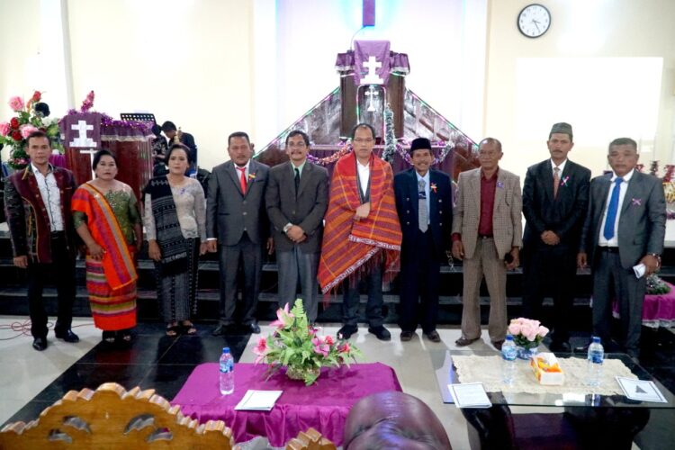 Jemaat HKBP Dolokmargu memberikan cendramata berupa ulos kepada Bupati Humbahas.
