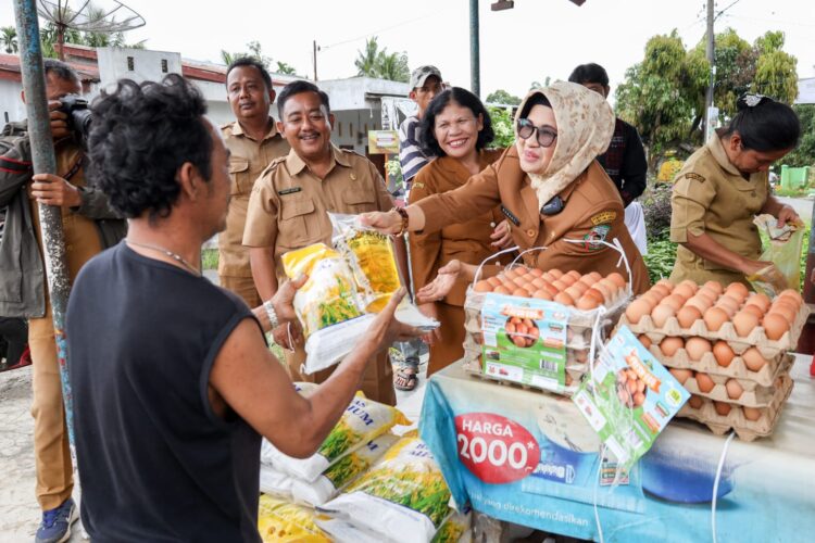 dr Susanti sempat melayani masyarakat yang ingin membeli bahan pokok.