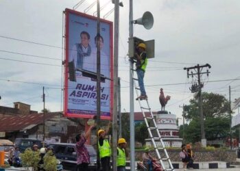 Pemasangan CCTV 360 derajat dilakukan Dinas Kominfo Siantar di salah satu persimpangan di Kota Pematangsiantar jelang momen Nataru, Kamis (22/12/2022). Tribun Medan/Alija Magribi