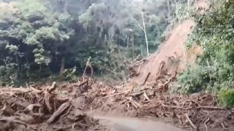 Truk Tangki Terjun ke Jurang Sedalam 200 Meter usai Dihantam Longsor, Sopir Tewas (Foto: iNews/Eka Hetriansyah)