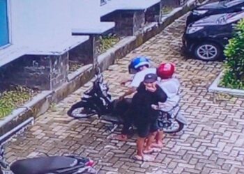 Tangkapan layar CCTV aksi pencurian motor di kantin Fakultas Kedokteran USU. HO/Tribun Medan