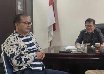 Marolop Manik, didampingi Labuan Sihombing.