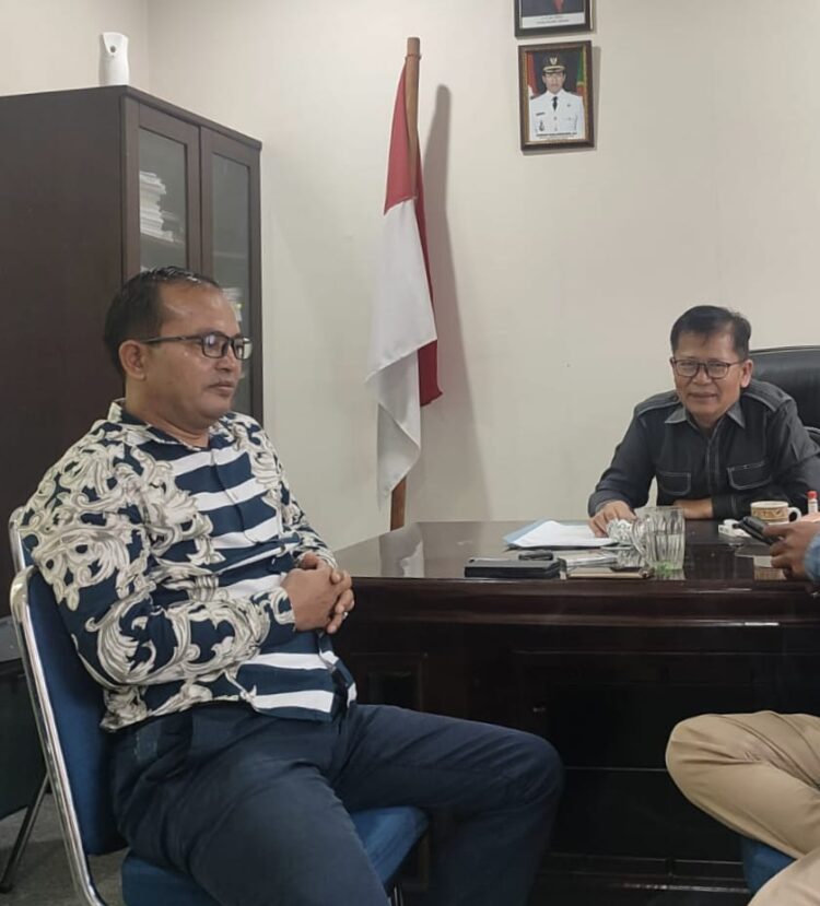 Marolop Manik, didampingi Labuan Sihombing.