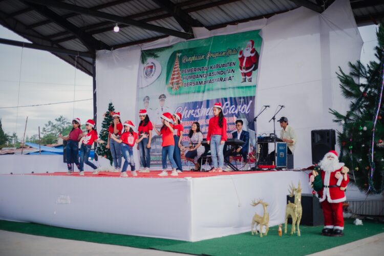 Christmas Carol semarakkan suasana Natal di Humbang Hasundutan, Minggu (25/12/2022).