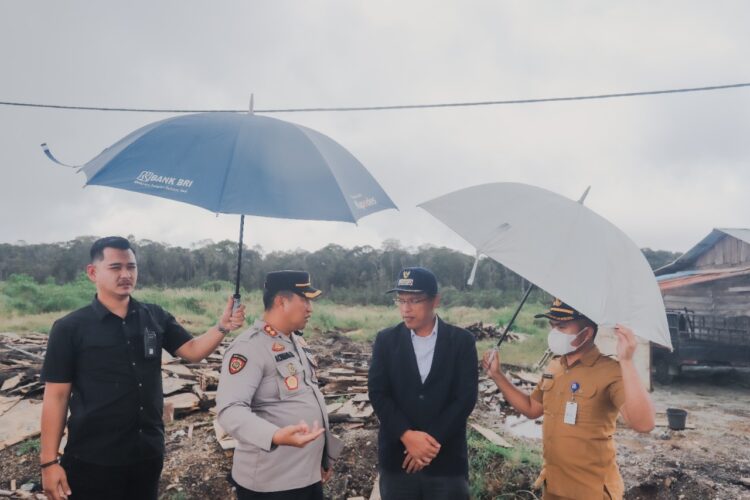 Bupati Dosmar Banjarnahor, bersama Kapolres Humbahas saat tinjau lokasi TSTH, Food Estate dan MPP, Senin (5/12/2022) lalu.