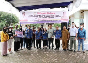 Foto bersama disela acara.