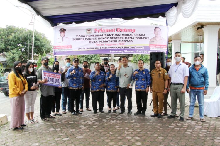 Foto bersama disela acara.