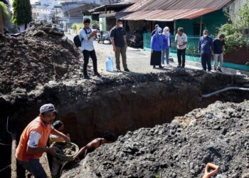 dr Susanti Dewayani SpA, meninjau perbaikan jalan serta gorong-gorong yang membelah jalan, di Jalan Pane, Kelurahan Karo, Kecamatan Siantar Selatan, Kamis (1/12/2022), sekitar pukul 14.30 WIB.