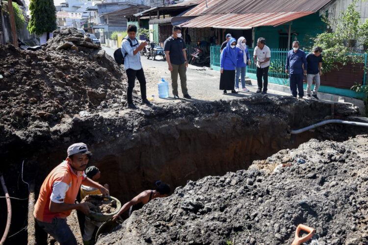 dr Susanti Dewayani SpA, meninjau perbaikan jalan serta gorong-gorong yang membelah jalan, di Jalan Pane, Kelurahan Karo, Kecamatan Siantar Selatan, Kamis (1/12/2022), sekitar pukul 14.30 WIB.