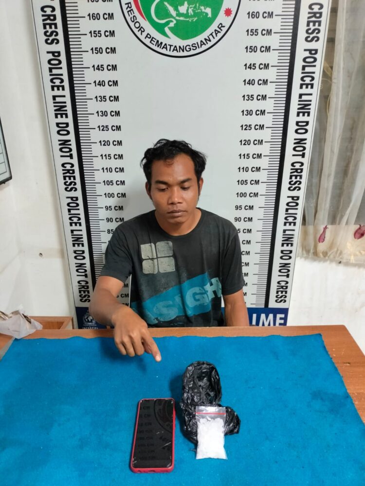 Foto pelaku saat diamankan di kantor Polisi.