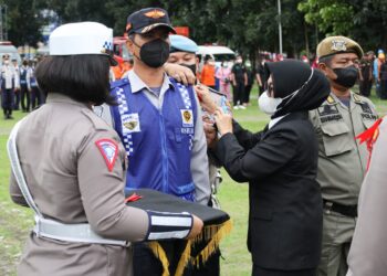 Wali Kota Pematang Siantar, dr Susanti Dewayani SpA, ikut menyematkan pita tanda dimulainya Operasi Lilin Toba 2022.