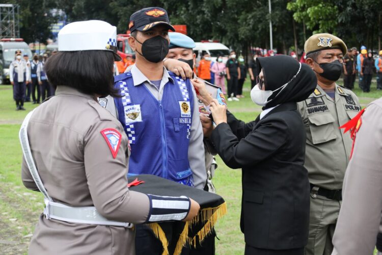 Wali Kota Pematang Siantar, dr Susanti Dewayani SpA, ikut menyematkan pita tanda dimulainya Operasi Lilin Toba 2022.