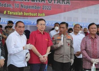 Tersangka bos judi online Apin BK alias Jonni saat dipapaparkan di Polda Sumut, Rabu (30/11/2022). Tribun Medan/ Fredy Santoso
