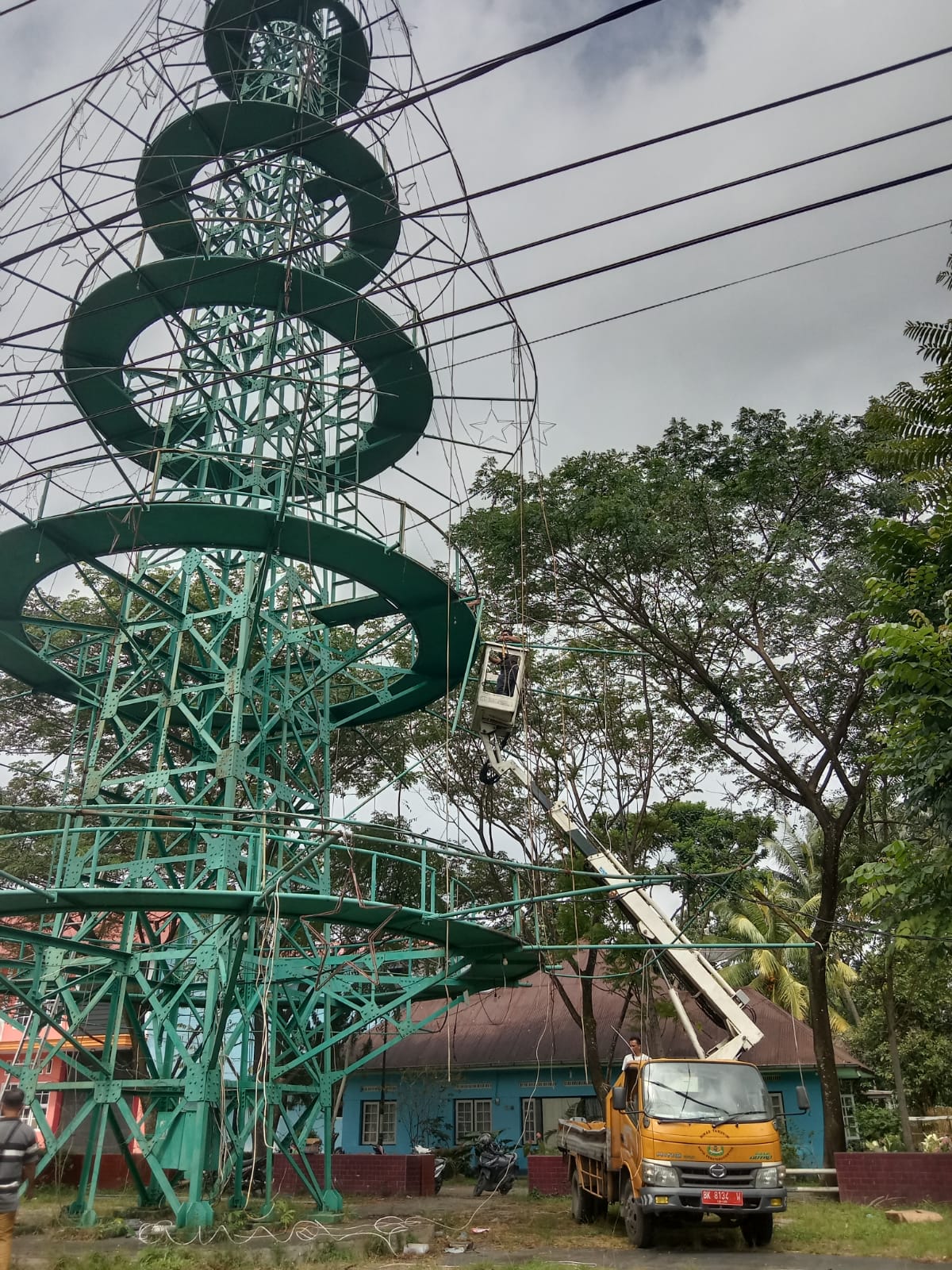 Disambar Petir, Dinas PRKP Upayakan Perbaikan Pohon Terang Di Jalan Gereja