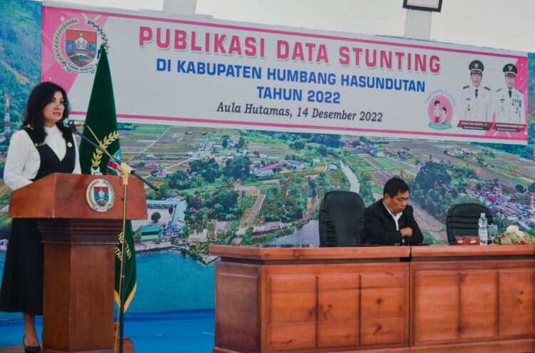 Plt. Kadis Kesehatan, Pengendalian Penduduk dan Keluarga Berencana, Christina Clara Eveline MAP dalam acara aksi#7 publikasi data stunting Pemkab Humbahas, Rabu (14/12/2022), bertempat di Aula Huta Mas Doloksanggul.