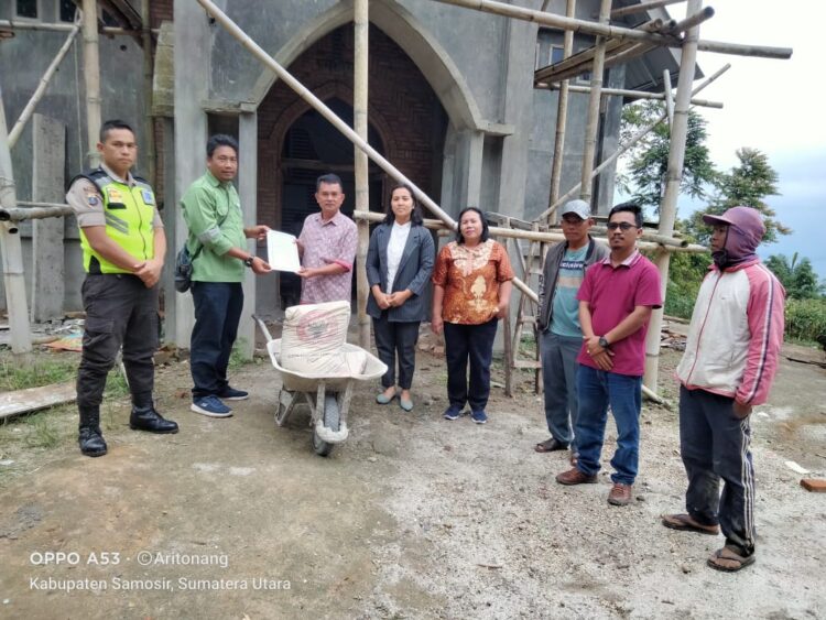 Sebanyak 395 sak semen diberikan melalui program Community Development (CD) yang diserahkan CD Officer, Charles Sitorus dan Staff Humas TPL Sektor Aek Nauli dan diterima langsung panitia Pembangunan Gereja GKPS Tambun Raya, St. Riduard Damanik, Pendeta Jerenita Saragih serta disaksikan perwakilan Pemerintah Kecamatan Pematang Sidamanik, Eliana Manik.