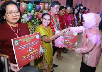 dr Susanti menyerahkan bantuan sosial dari Pemerintah Kota (Pemko) Pematang Siantar sebesar Rp899.938.800 yang ditujukan untuk Guru-guru Sekolah Minggu.