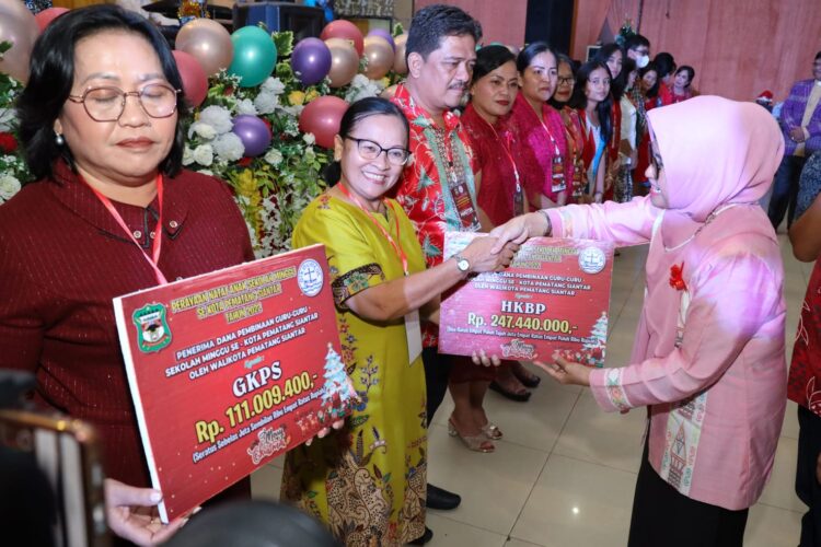 dr Susanti menyerahkan bantuan sosial dari Pemerintah Kota (Pemko) Pematang Siantar sebesar Rp899.938.800 yang ditujukan untuk Guru-guru Sekolah Minggu.