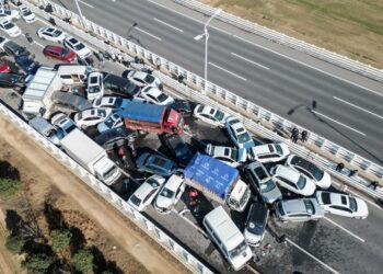 Ratusan mobil terlibat tabrakan beruntut di China. Foto: AFP via Getty Images/STR