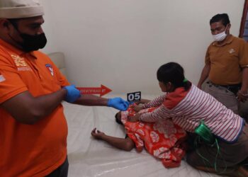 Pelaku memperagakan cara menghabisi nyawa korban.