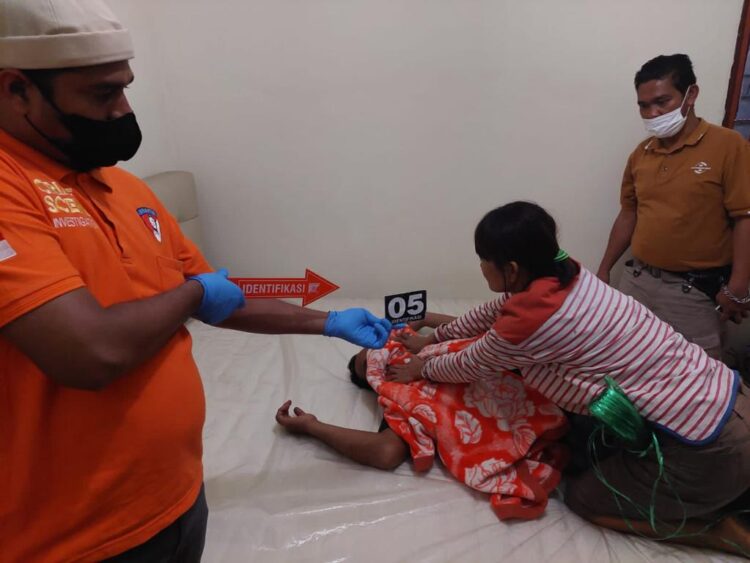 Pelaku memperagakan cara menghabisi nyawa korban.