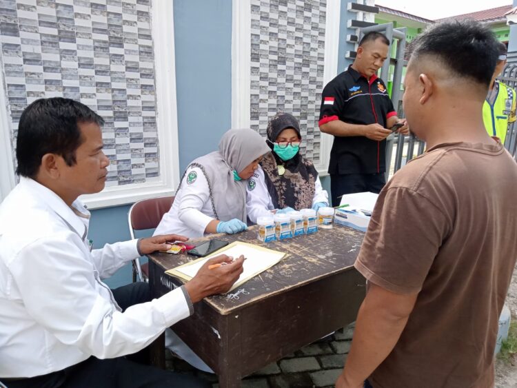 Jajaran Sat Res Narkoba Polres menggelar test urine terhadap para supir bus, yang dilaksanakan di depan Pos Yan I, SMKN 3 Beringin, Jalan Medan - Siantar Km 4,5, Nagori Purbasari, Kecamatan Tapian Dolok, Kabupaten Simalungun, Sabtu (24/12/2022).