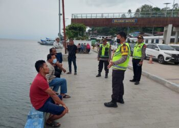 Kapolres Simalungun, AKBP Ronald F.C Sipayung, S.H., S.I.K., M.H, saat cek Pelabuhan Penyebrangan Tigaras, Kecamatan Dolok Pardamean, Kabupaten Simalungun, Rabu (28/12/2022) sore tadi, sekira pukul 17.30 WIB.