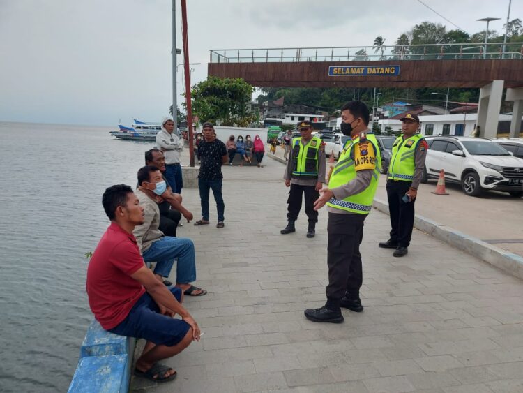 Kapolres Simalungun, AKBP Ronald F.C Sipayung, S.H., S.I.K., M.H, saat cek Pelabuhan Penyebrangan Tigaras, Kecamatan Dolok Pardamean, Kabupaten Simalungun, Rabu (28/12/2022) sore tadi, sekira pukul 17.30 WIB.