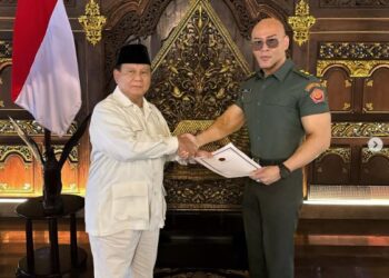 Deddy Corbuzier menerima kepangkatan Letkol TNI AD dari Prabowo Subianto/Foto: Instagram Deddy Corbuzier