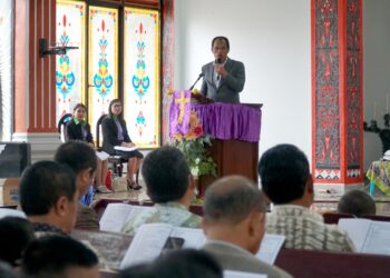Bupati Humbang Hasundutan (Humbahas), Dosmar Banjarnahor SE, saat   memberikan kata sambutan.
