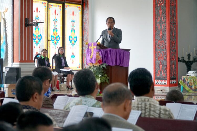 Bupati Humbang Hasundutan (Humbahas), Dosmar Banjarnahor SE, saat   memberikan kata sambutan.