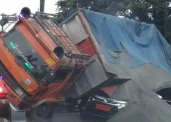 Truk bermuatan pasir menimpa mobil dinas TNI di Jalan Transyogi, Cibubur, Depok, Jumat (23/12/2022), sekitar 05.30 WIB.HO