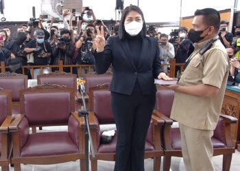 Putri Candrawathi disumpah sebelum memberikan keterangan/Foto: MPI