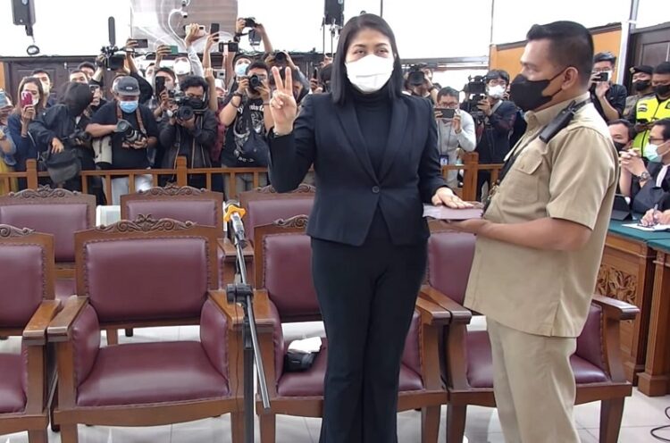 Putri Candrawathi disumpah sebelum memberikan keterangan/Foto: MPI