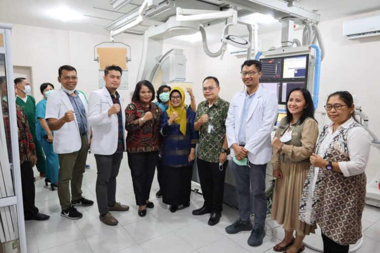 Foto bersama disela peresmian Cath Lab Jantung RSUD dr Djasamen Saragih.