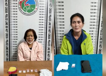 Foto kedua tersangka saat diamankan di kantor Polisi.