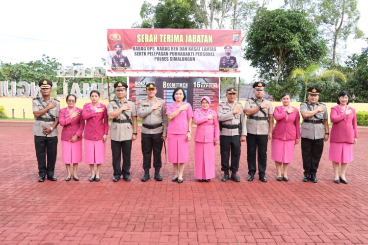 Foto bersama usai upacara serah terima jabatan (Sertijab) 3 posisi jabatan di Jajaran Utama Polres Simalungun, masing - masing Kabag Ops, Kabag Ren, dan Kasat Lantas, Senin (5/12/2022) pagi tadi.