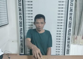 Foto tersangka dan barang bukti saat diamankan di kantor Polisi.