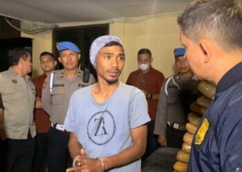 Tampang pelaku saat diinterogasi Kapolrestabes Medan, Senin (12/12/2022). TRIBUN-MEDAN/ALFIANSYAH
