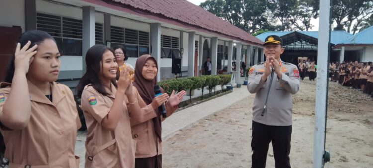 Kapolres Simalungun menyampaikan kepada seluruh siswa dan siswi SMK Negeri 1 Siantar untuk bijak mengunakan media sosial atau dalam memanfatkan teknologi dan menjauhi perkelahian antar pelajar atau tawuran.