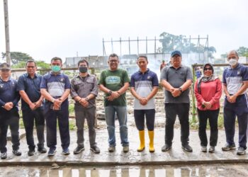 Foto bersama disela membersihkan Stadion Sang Naualuh, di Jalan KS Tubun, Kelurahan Sukadame, Kecamatan Siantar Utara, Jumat (9/13/2022) pagi.