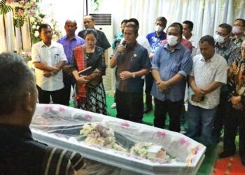 Bupati Simalungun yang diwakili Sekda Esron Sinaga saat melayat ke rumah duka, di Jalan Narumonda Bawah, Kota Pamatangsiantar,  Jum'at (3/12/2022), lalu.