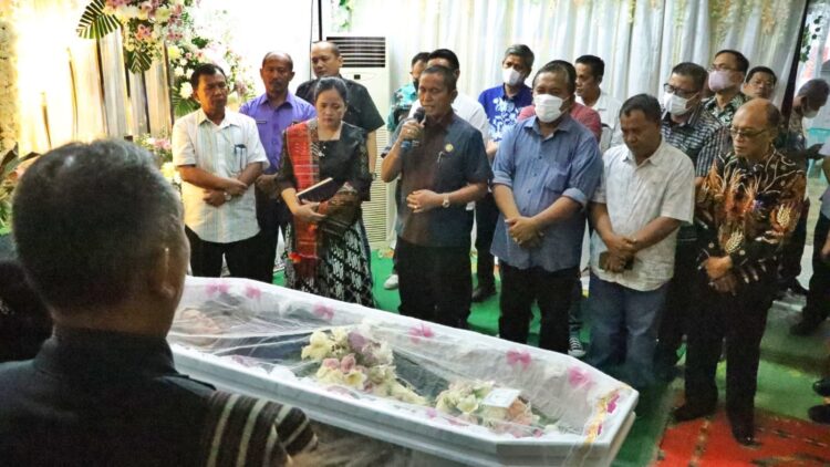 Bupati Simalungun yang diwakili Sekda Esron Sinaga saat melayat ke rumah duka, di Jalan Narumonda Bawah, Kota Pamatangsiantar,  Jum'at (3/12/2022), lalu.