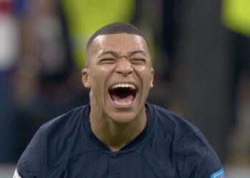 Kylian Mbappe tertawa ngakak saat Harry Kane gagal penalti di laga Timnas Inggris vs Timnas Prancis dalam perempatfinal Piala Dunia 2022. (Foto: Twitter)