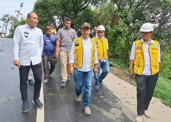 Bupati Simalungun saat tinjau peningkatan infrastruktur jalan di Sipolha Horisan, Rabu (14/12/2022).